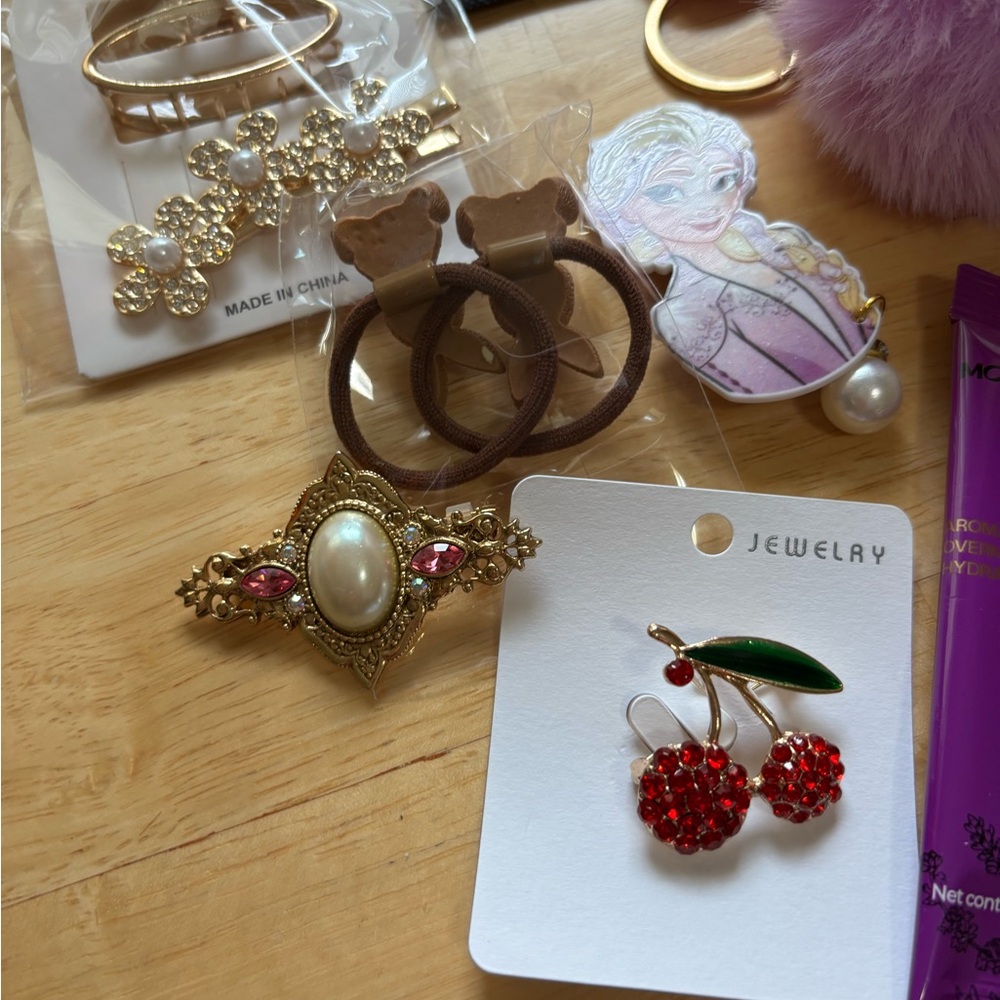 Assorted Beauty and Accessory Set - Picture 9 of 13